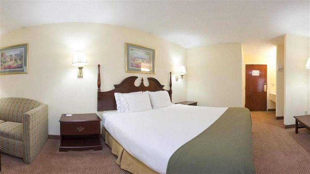 Red Roof Hotel 3*